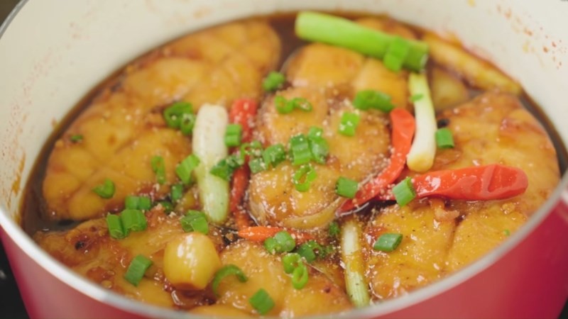 Cá thu kho mặn ngọt đậm đà, từng thớ cá săn chắc thấm vị