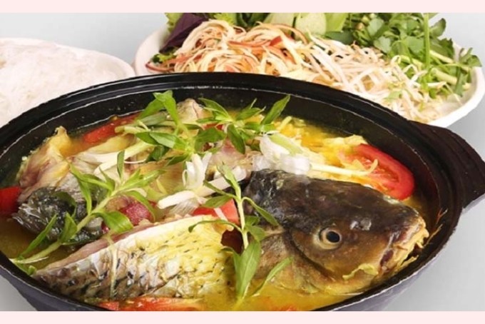 Món lẩu cá chép giòn nhúng mẻ hấp dẫn với cá, rau và bún tươi sẵn sàng để thưởng thức