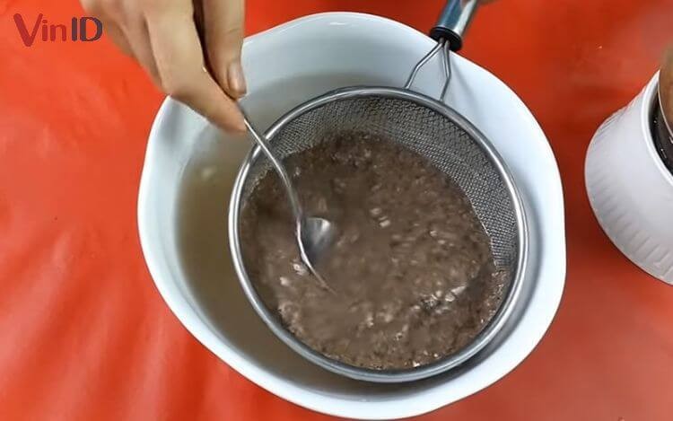 Lọc riêu cua qua rây để lấy nước cốt trong, không còn bã cho món Lẩu Mèo