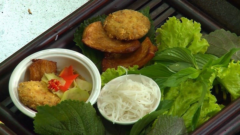 Bún chả Hà Nội chay với chả chiên giòn rụm
