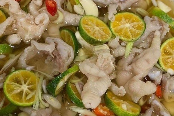 Chân gà rút xương ngâm sả tắc giòn ngon, hương vị hấp dẫn