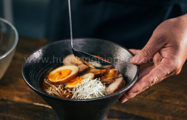Chan nước cốt mì và thưởng thức món ramen Nhật Bản tại nhà