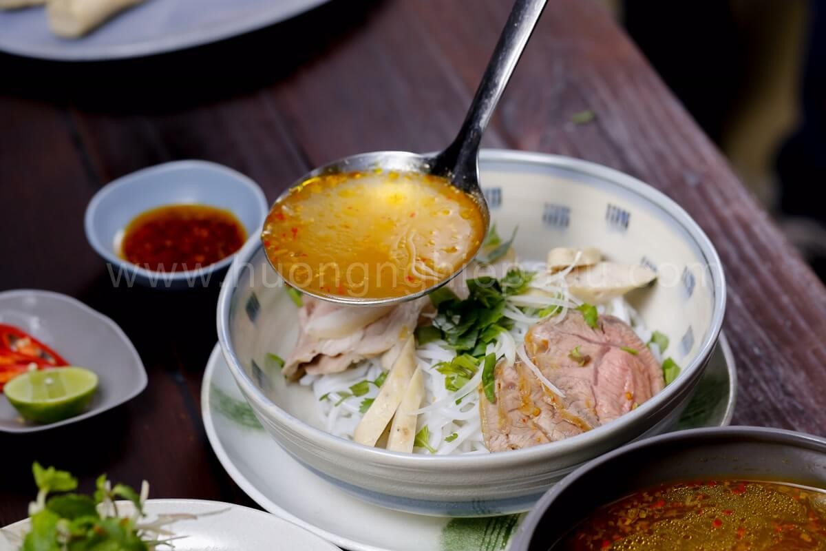 Cách Nấu Thịt Nạc Ngon: Bí Quyết Món Ăn Đậm Đà Chuẩn Vị 3 Chan nước dùng và thưởng thức bún thịt heo