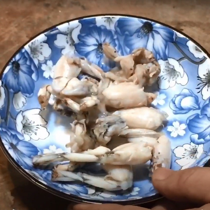 Chặt thịt ếch thành từng khúc vừa ăn sau khi đã chần sơ