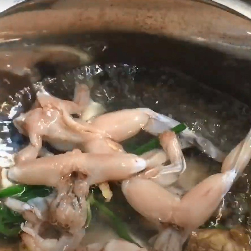 Chần thịt ếch cùng gừng và hành lá để khử mùi tanh hiệu quả