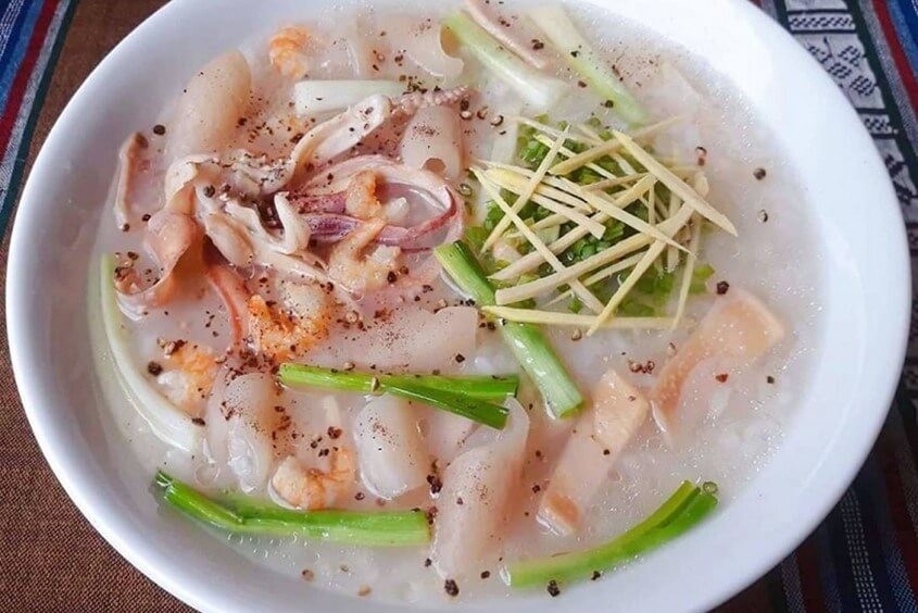 Bát cháo cá hồi bông cải xanh sánh mịn, là một cách nấu cháo dinh dưỡng cho bé giàu Omega-3 và vitamin.