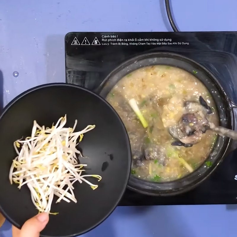 Tô cháo gà ác đậu xanh thơm ngon, nóng hổi đã hoàn thành