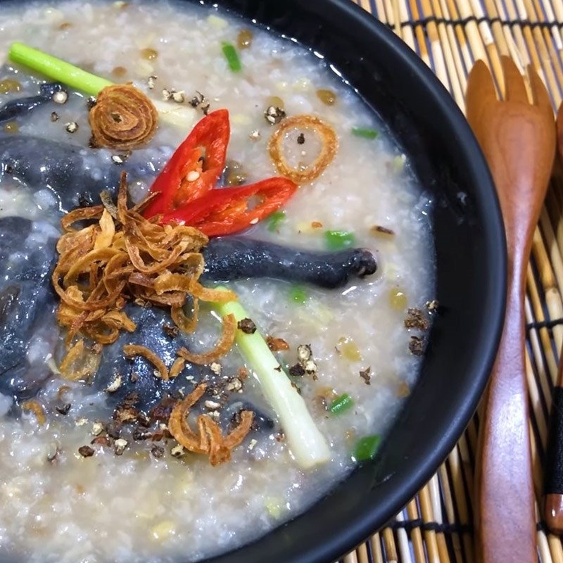 Cận cảnh bát cháo gà ác đậu xanh sánh mịn, hấp dẫn
