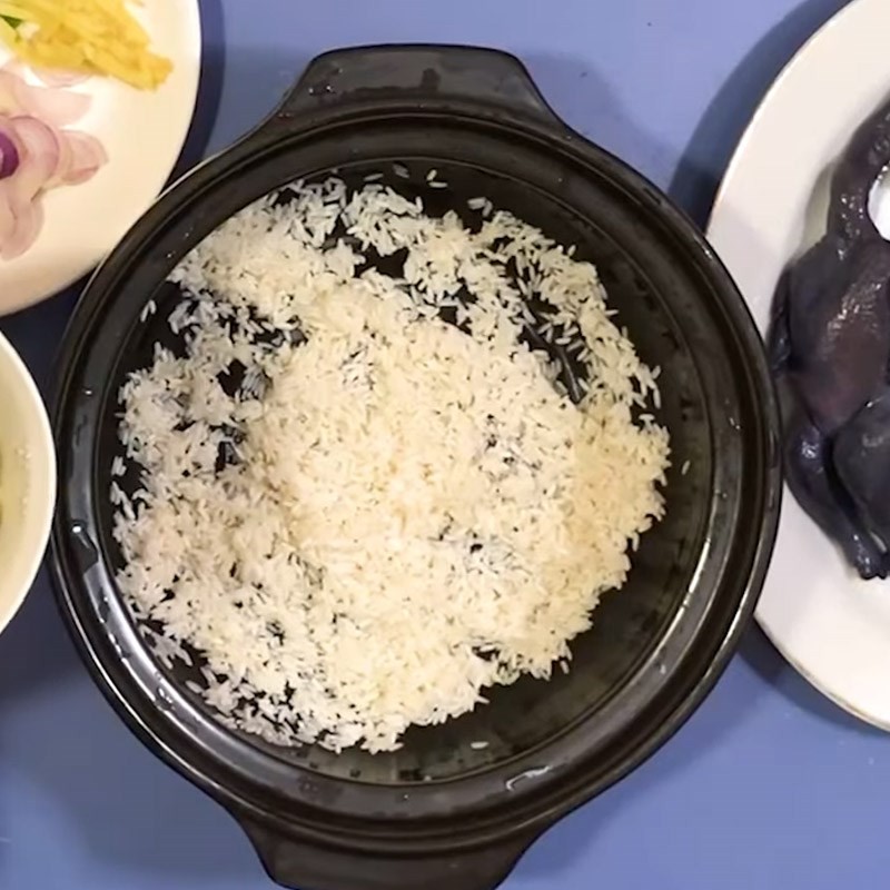 Gạo tẻ, gạo nếp và đậu xanh đã ngâm, sẵn sàng nấu cháo gà ác