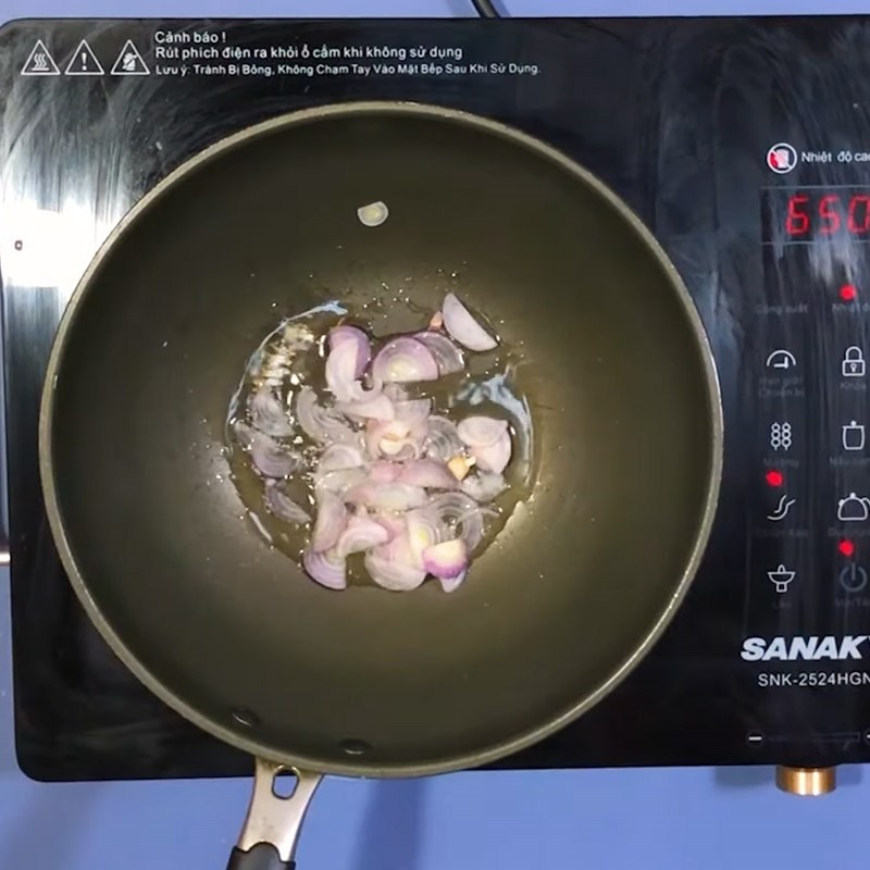 Phi thơm hành tím để xào gà ác, tạo mùi thơm hấp dẫn
