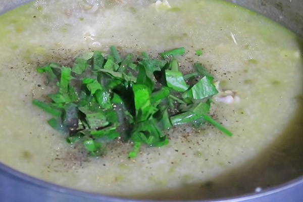 Cháo gà đậu xanh thơm ngon, bổ dưỡng, một trong những cách nấu cháo ngon nhất cho sức khỏe