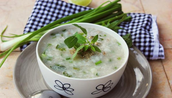 Bát cháo hành ngon giúp người ốm nhanh khỏe.