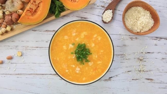Cháo mực bí đỏ bùi ngọt cho bé