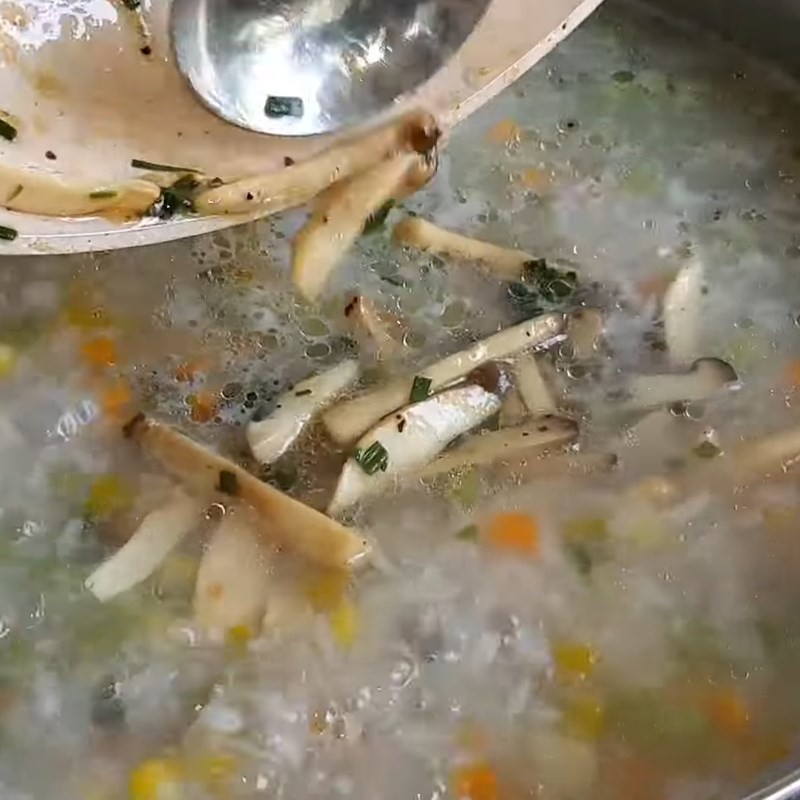 Thêm nấm đã xào vào nồi cháo rau củ chay