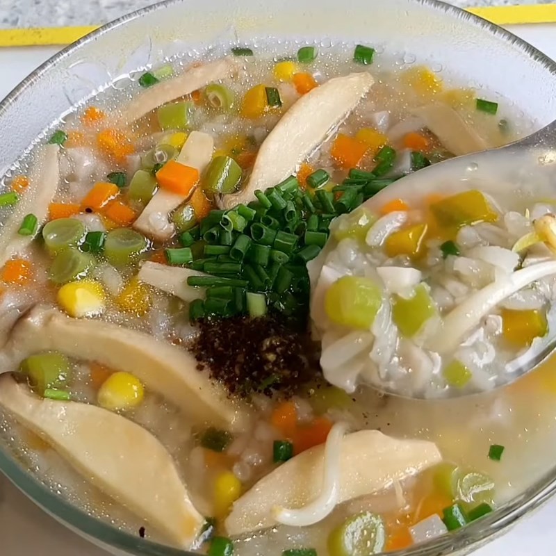 Cháo rau củ chay đã hoàn thành trong tô
