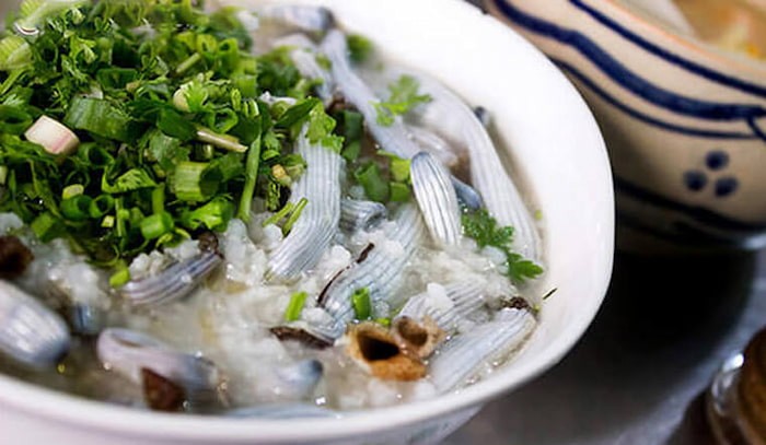 Cháo sá sùng có vị ngọt, ngậy từ sá sùng và hàu
