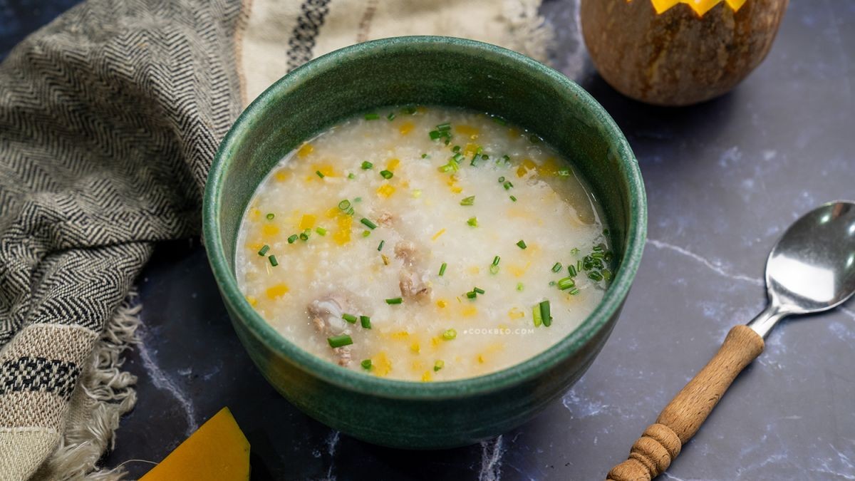 bát cháo sườn bí đỏ bổ dưỡng cho bé
