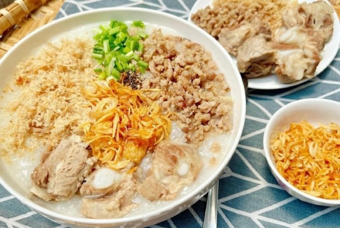 Tô cháo sườn thành phẩm có độ ngon ngọt tự nhiên từ thịt sườn và giàu dinh dưỡng cho gia đình.