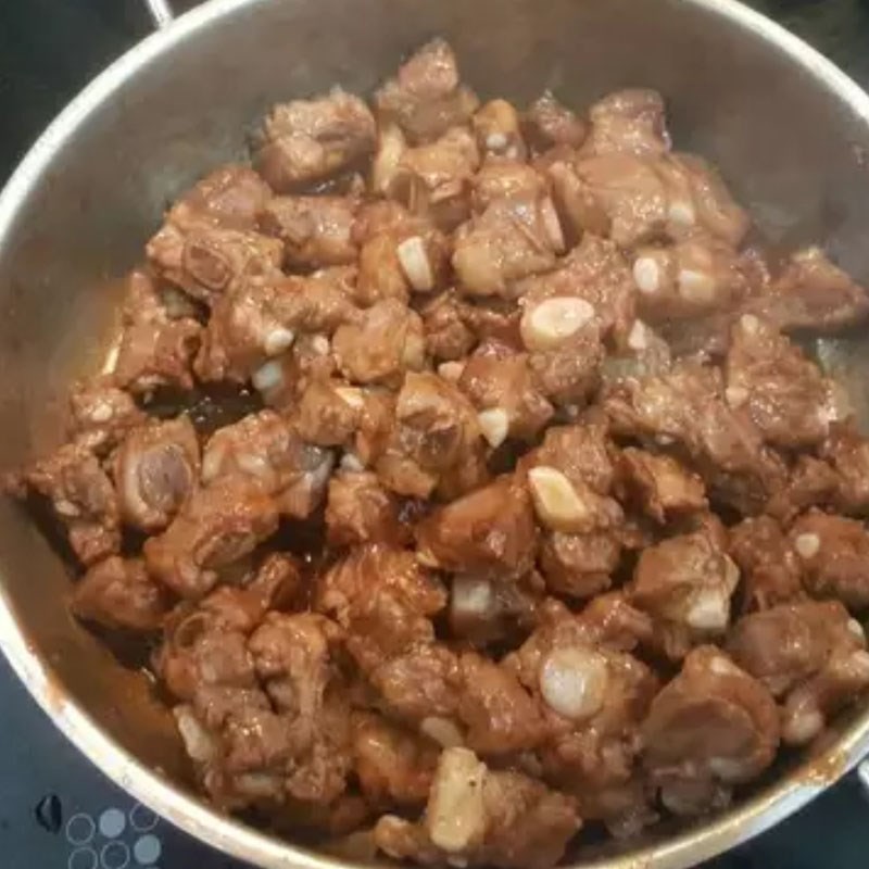 Sườn heo đang được xào săn trên chảo