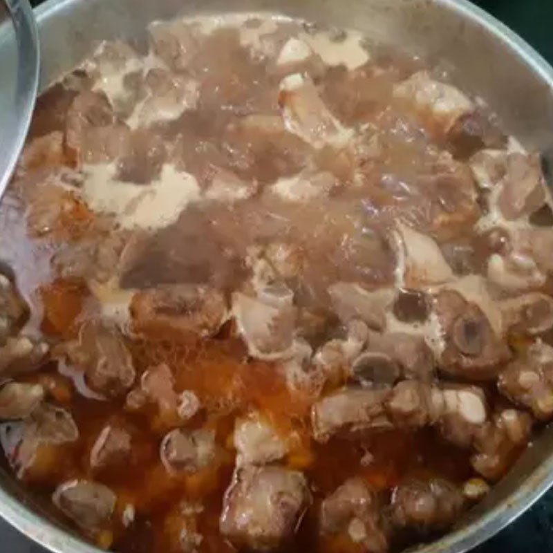 Sườn heo được hầm với tương cà và nước tương để thấm vị