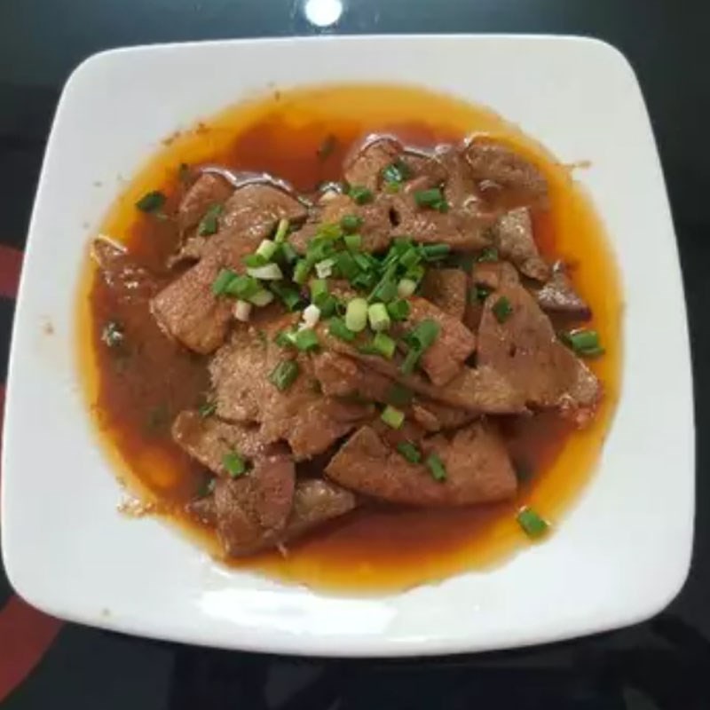 Gan heo được xào nhanh với hành lá và gia vị