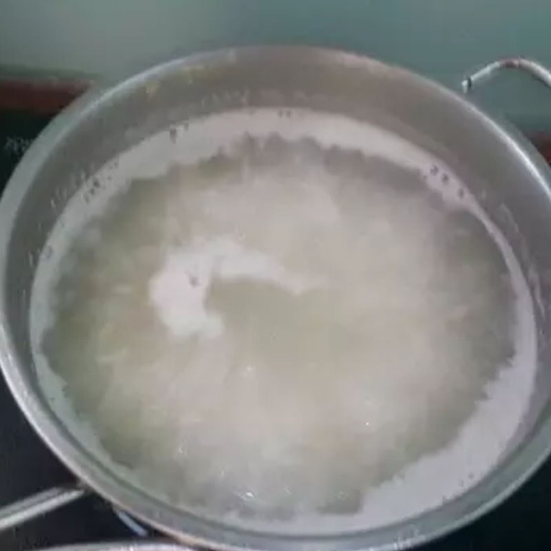Gạo được cho vào nước hầm xương để nấu cháo sườn ngô