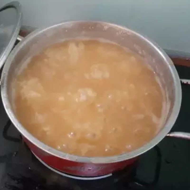 Cháo sườn ngô đang được ninh nhừ, các nguyên liệu hòa quyện