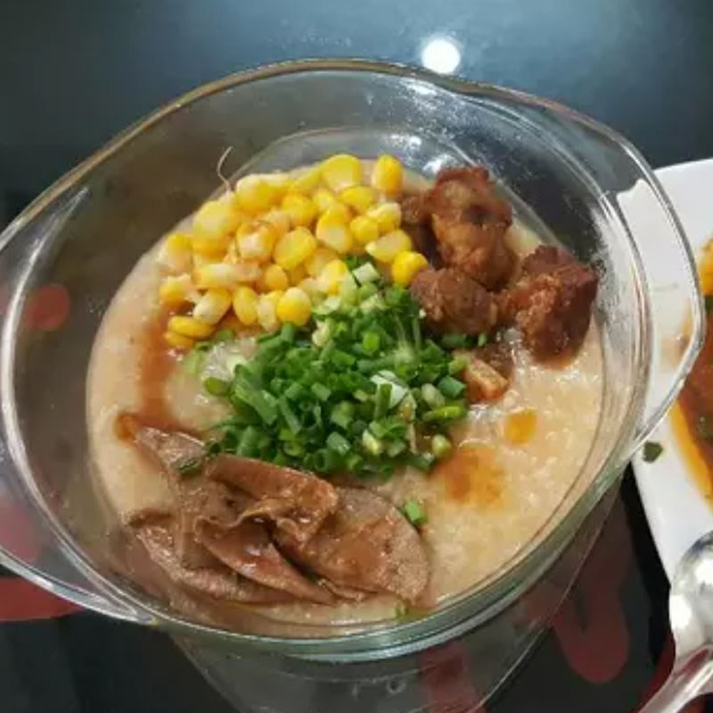 Bát cháo sườn ngô thành phẩm đầy màu sắc, hấp dẫn