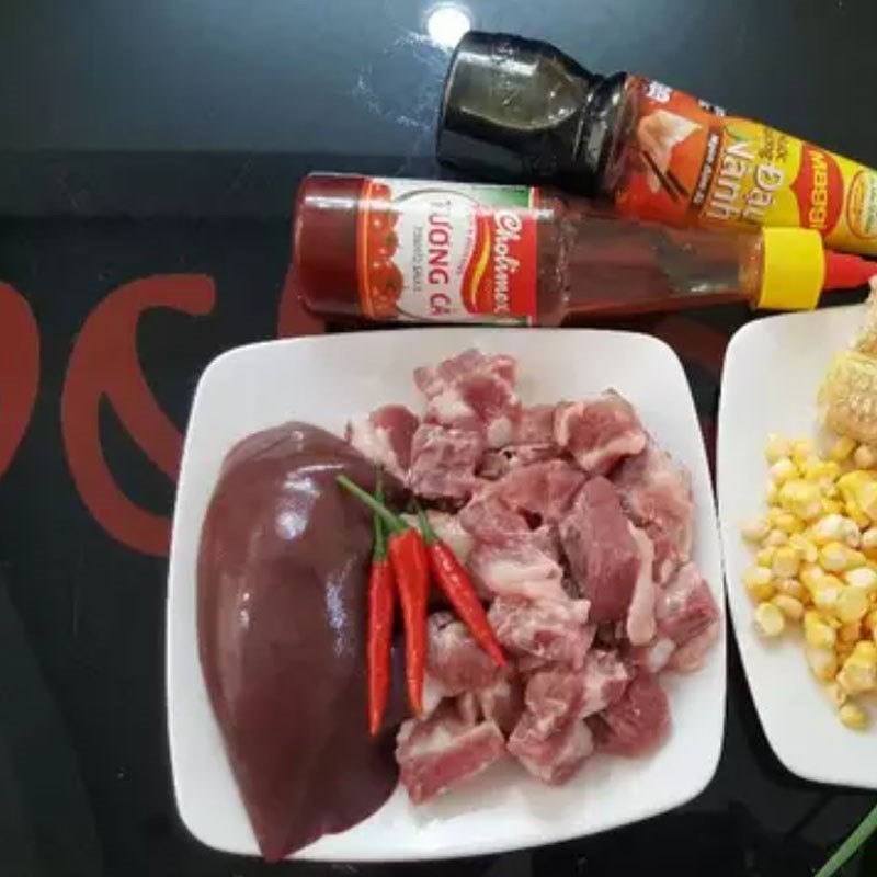 Gan heo đã sơ chế và cắt lát để chuẩn bị nấu cháo sườn ngô