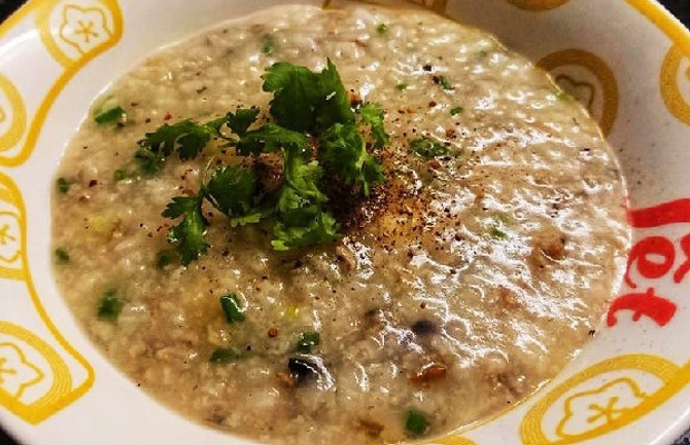 Thành phẩm cháo dê đậu xanh sánh mịn, nóng hổi, trang trí hấp dẫn sẵn sàng thưởng thức