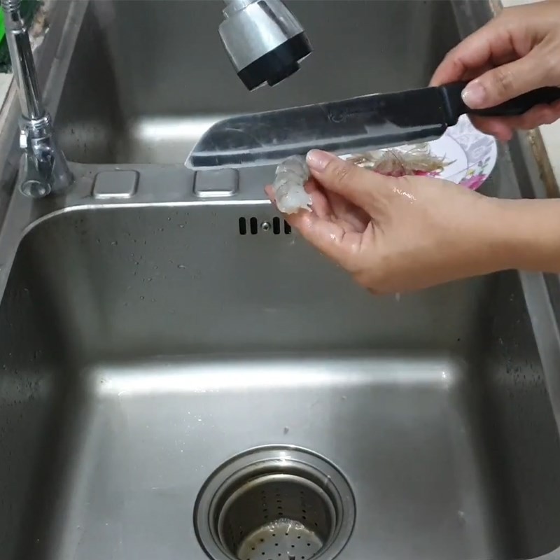 Tôm tươi đã được sơ chế sạch, băm nhuyễn, sẵn sàng làm nguyên liệu chính cho món cháo ngọt phô mai bổ dưỡng