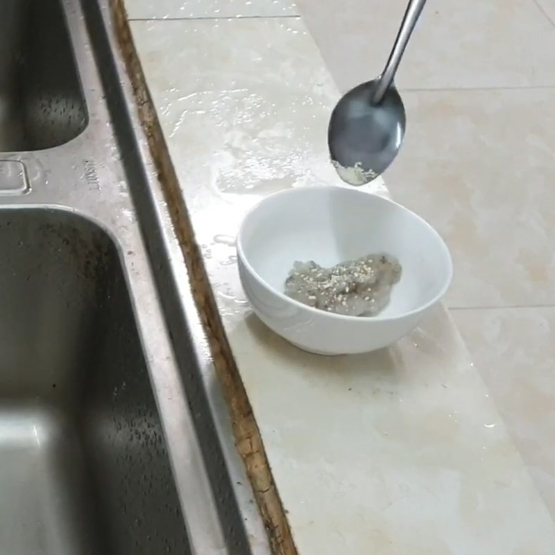 Tôm băm nhuyễn được ướp gia vị dành riêng cho bé, chuẩn bị cho món cháo ngọt ăn dặm thêm đậm đà