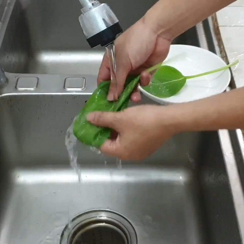 Rau cải ngọt tươi xanh được rửa sạch, cắt nhỏ, sẵn sàng cho vào máy xay để chế biến cháo ngọt cho bé ăn dặm