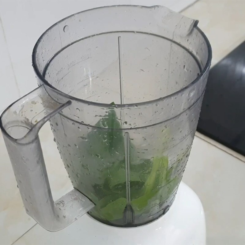 Rau cải ngọt được xay nhuyễn mịn, tạo thành hỗn hợp màu xanh tươi mát, tốt cho hệ tiêu hóa của bé