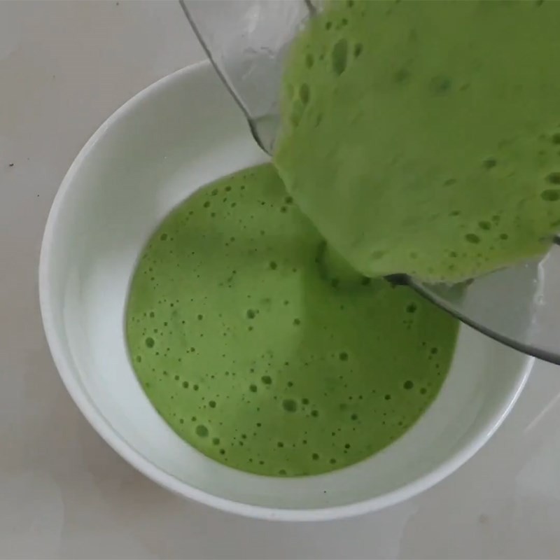 Xay nhuyễn hỗn hợp cháo tôm cải ngọt phô mai trong máy xay sinh tố, đảm bảo cháo mịn màng, dễ ăn cho bé