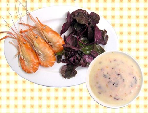 Bát cháo tôm rau dền tươi ngon, cung cấp vitamin và protein thiết yếu, là gợi ý tuyệt vời trong cách nấu cháo cho bé 10 tháng