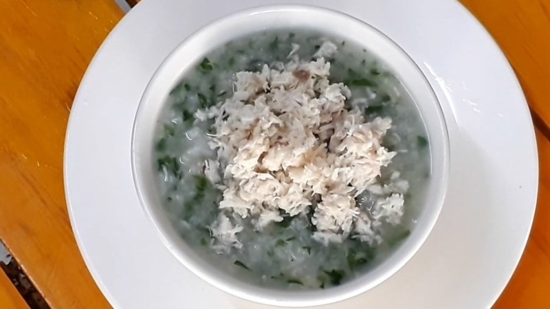 Cháo cá thu nấu với rau ngót, món ăn bổ dưỡng từ cá thu cho bé