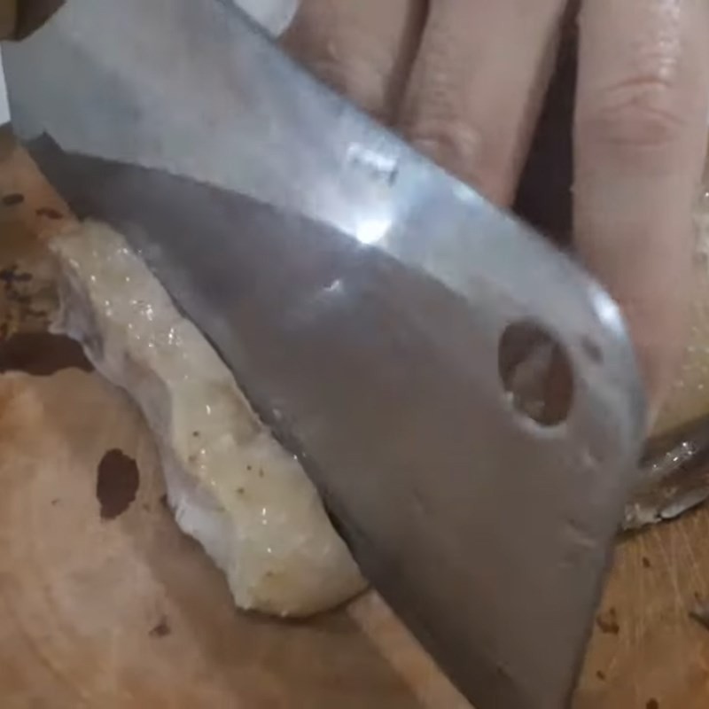 Thịt ngan đã được chặt gọn gàng thành từng miếng trên thớt, sẵn sàng để xếp vào tô bún ngan