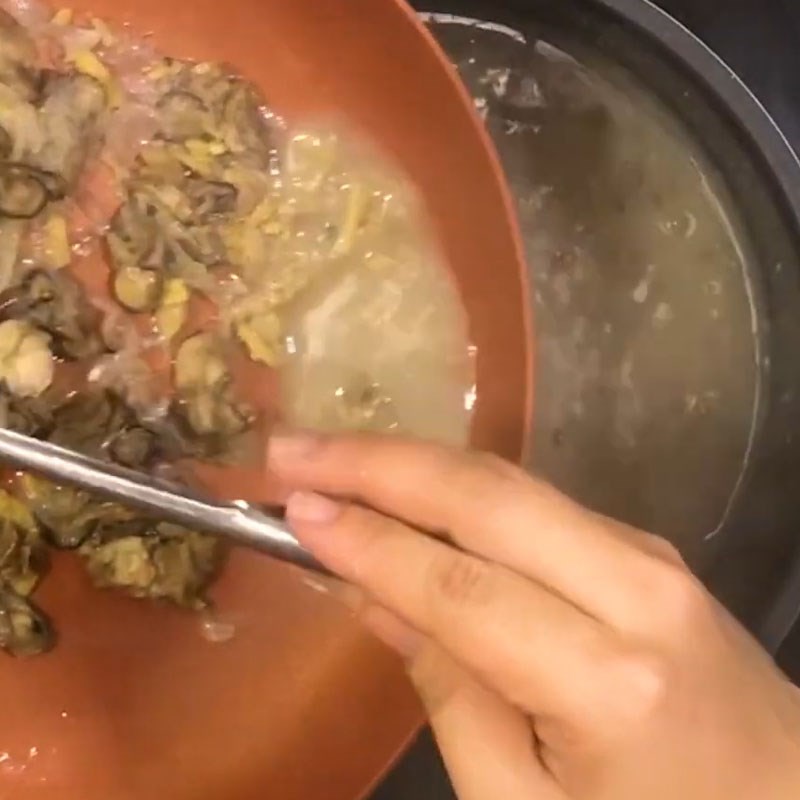 Cho hàu đã xào và đầu hành lá vào nồi cháo đậu xanh