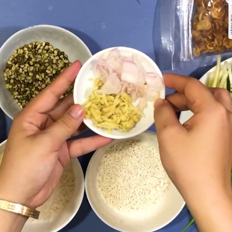Ướp hàu với gia vị, gừng và hành tím để tăng hương vị cho món cháo hàu đậu xanh