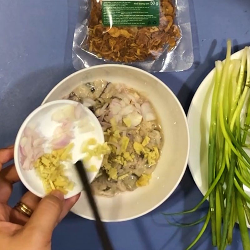 Hàu đã ướp gia vị sẵn sàng để chế biến món cháo hàu đậu xanh