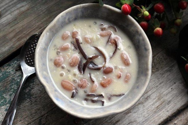 Bát chè bà ba Nam Bộ nóng hổi, thơm lừng với các nguyên liệu đa sắc màu