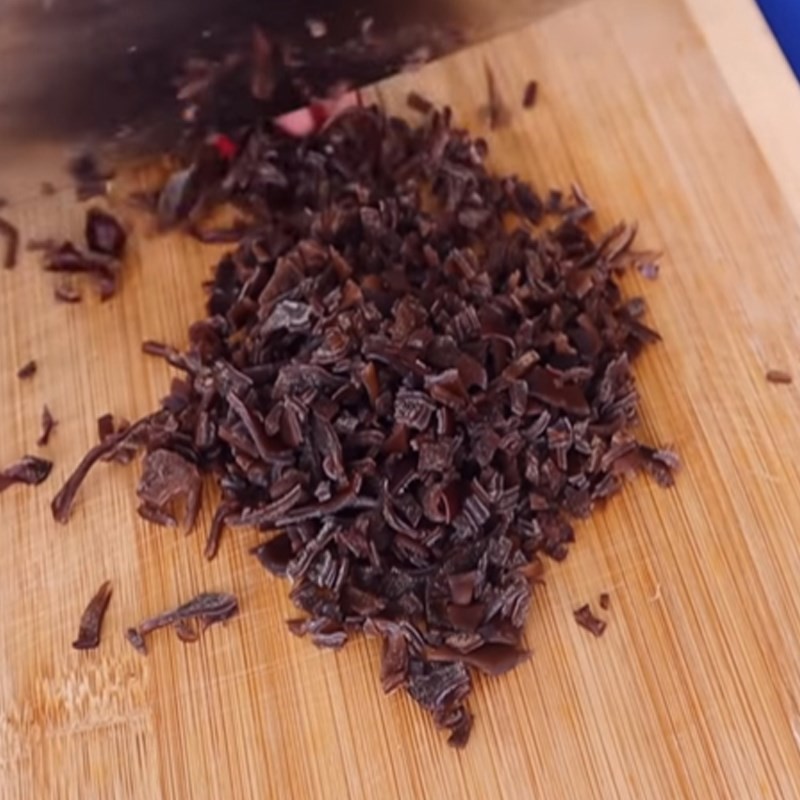 Sơ chế nấm mèo cho nhân hoành thánh