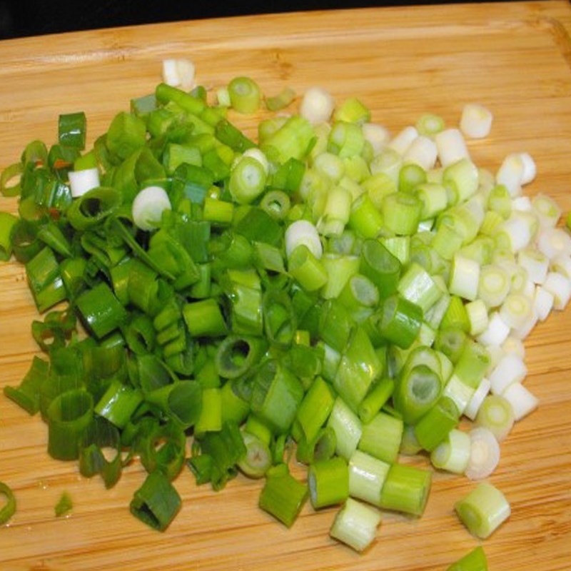 Sơ chế cà rốt và rau củ cho súp hoành thánh