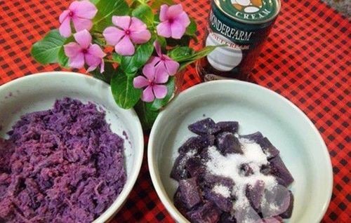 Phần khoai lang tím đã hấp chín được chia đôi để chế biến chè
