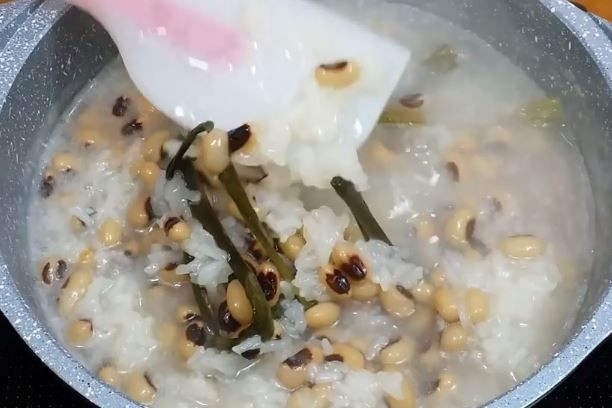 Món chè đậu trắng cúng đầy tháng đã chín mềm, sẵn sàng để thưởng thức