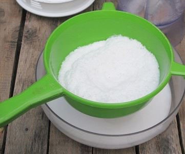 Máy xay sinh tố đang xay cùi dừa tươi để lấy nước cốt, nguyên liệu quan trọng cho chè đậu xanh đường thốt nốt