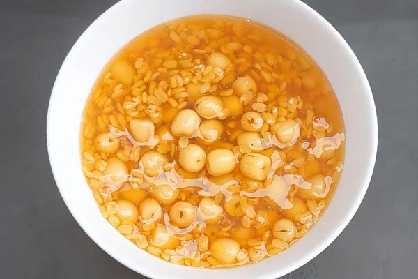 Chén chè đậu xanh hạt sen hoàn chỉnh với nước cốt dừa béo ngậy, sẵn sàng thưởng thức