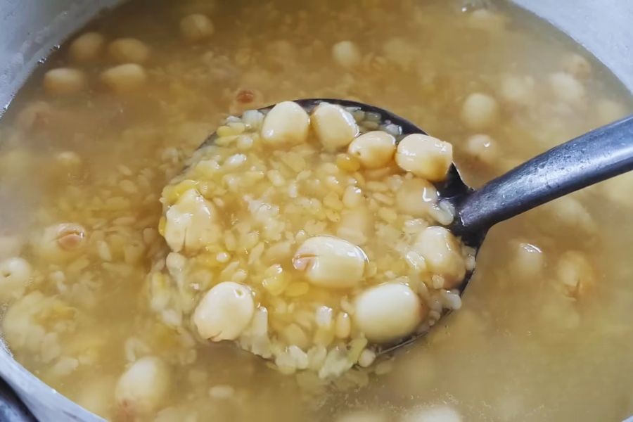 Đun cho tới khi sôi hẳn thì đổ hỗn hợp bột sắn dây vào để tạo độ sánh sệt cho món chè.