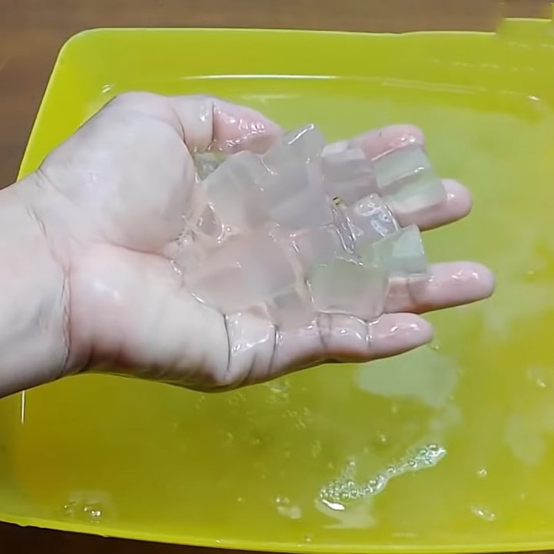 Nha đam sau khi sơ chế, loại bỏ nhớt và chuẩn bị cắt hạt lựu